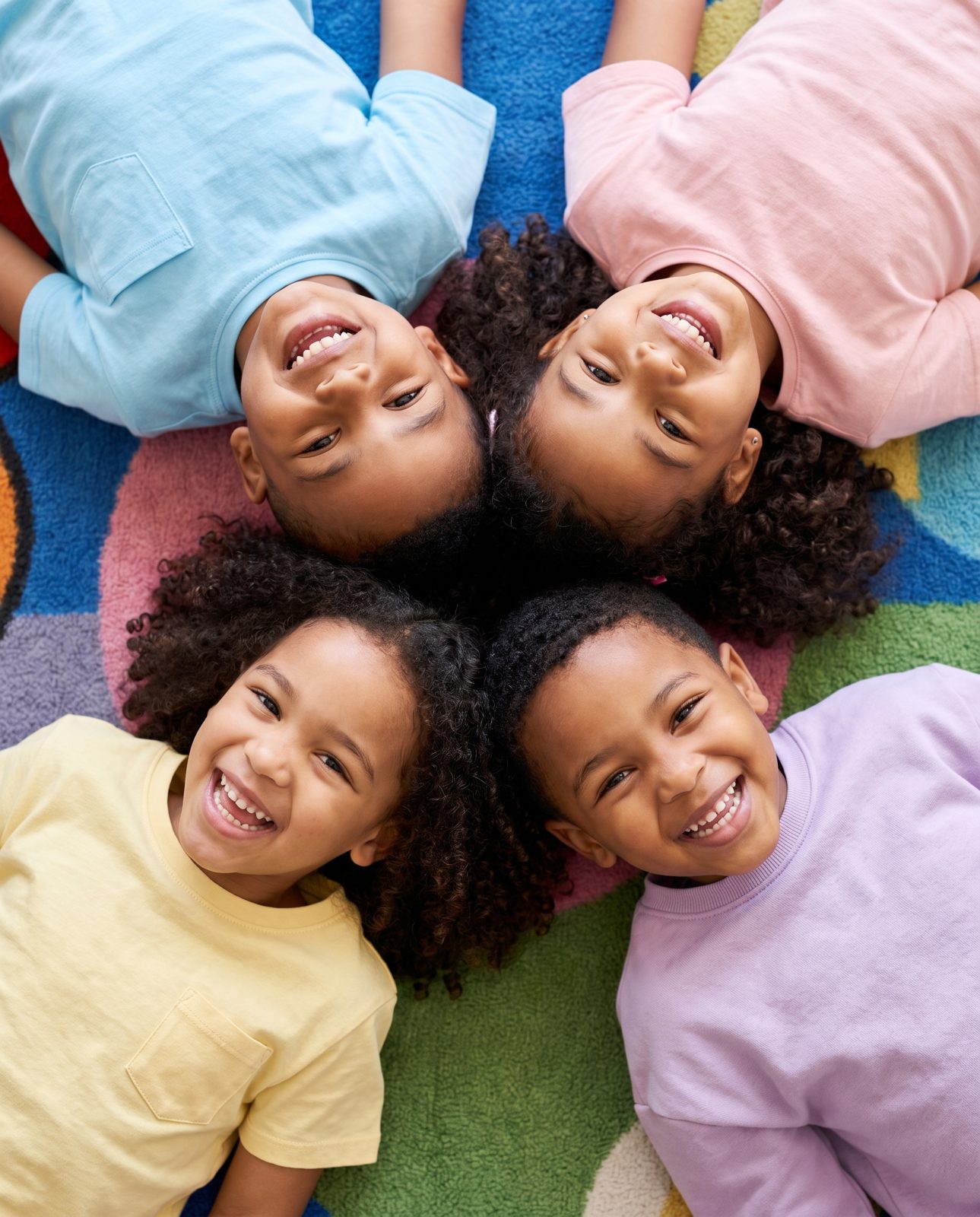 Children with their heads together, smiling